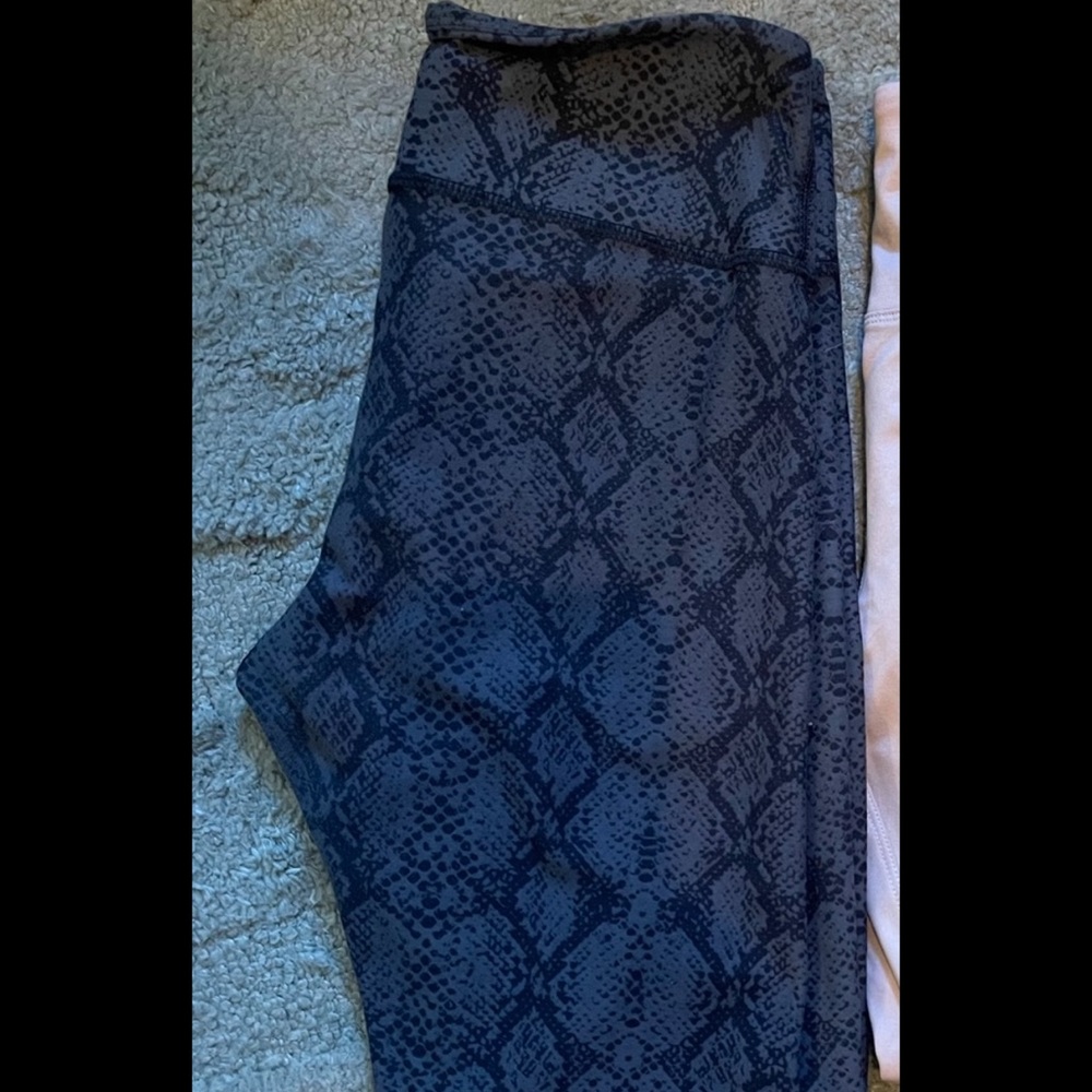 Size large, black snakeskin leggings. Practically new. In great condition.